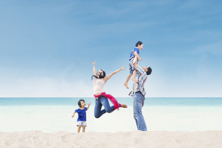 亚洲家庭在海滩享受的时间