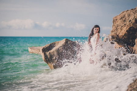 海浪在海滩上的漂亮女孩