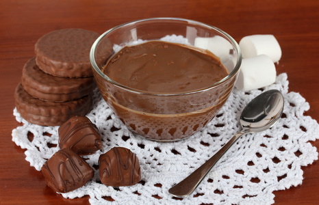碗的巧克力和糖果木制背景上