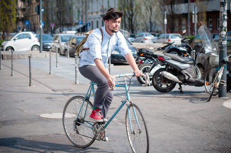 时髦年轻人骑着自行车