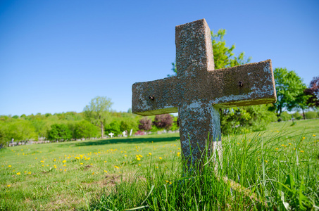 旧十字架墓碑在祭奠照片