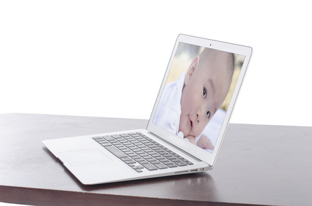 在笔记本电脑上的婴儿照片图片