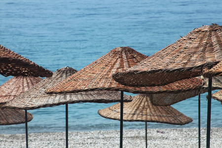 在土耳其海滩遮阳伞背景