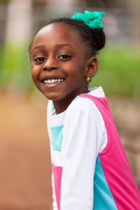 室外关闭了一个可爱的年轻黑人女孩非洲 p 的肖像