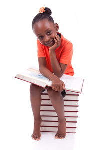 可爱黑色非洲裔美国小女孩读一本书非洲