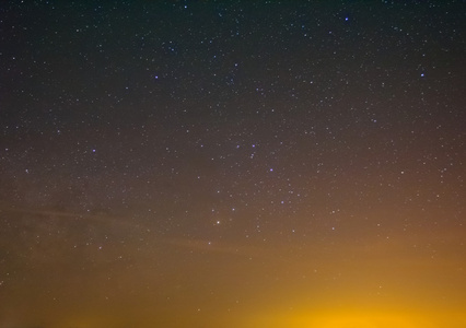 上面一个小镇的夜空