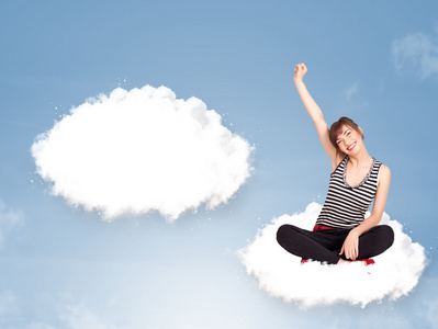 年轻的女孩坐在云上和思维的抽象的语音加照片