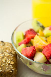 色拉配以新鲜的水果和浆果