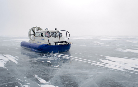 气垫船运输在贝加尔湖的冰上图片