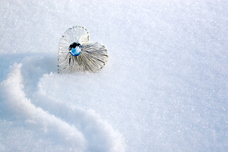在雪地中一天的冬季美丽水晶之心