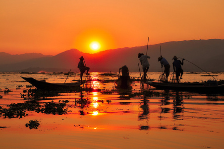 在茵莱湖日落，缅甸渔民