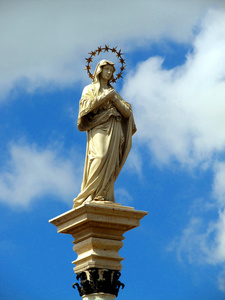 在修道院的 ja 圣母无玷圣母玛利亚的雕像