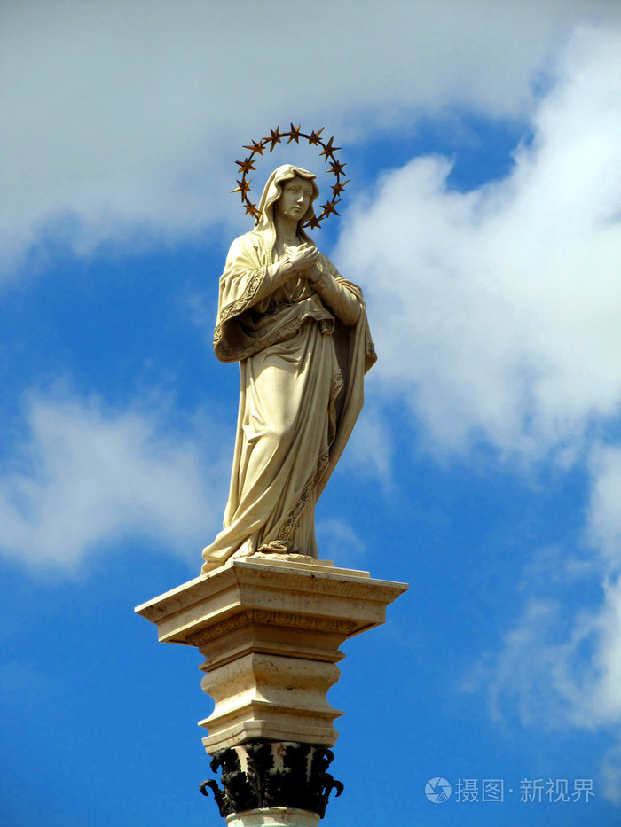在修道院的ja圣母无玷圣母玛利亚的雕像