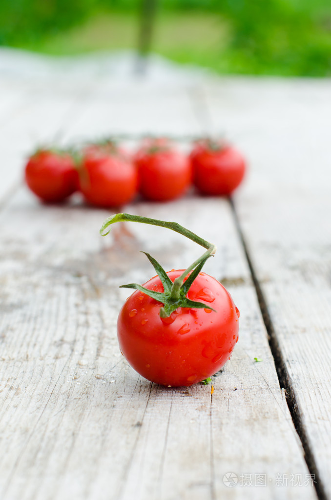 在一张桌子上新鲜的樱桃番茄