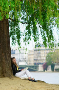 下一棵树在巴黎读书的女孩