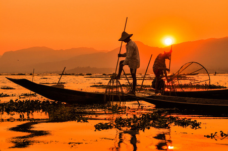 在茵莱湖日落，缅甸渔民
