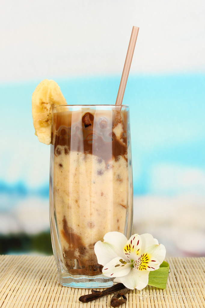 蓝色背景上的桌上美味的水果冰沙