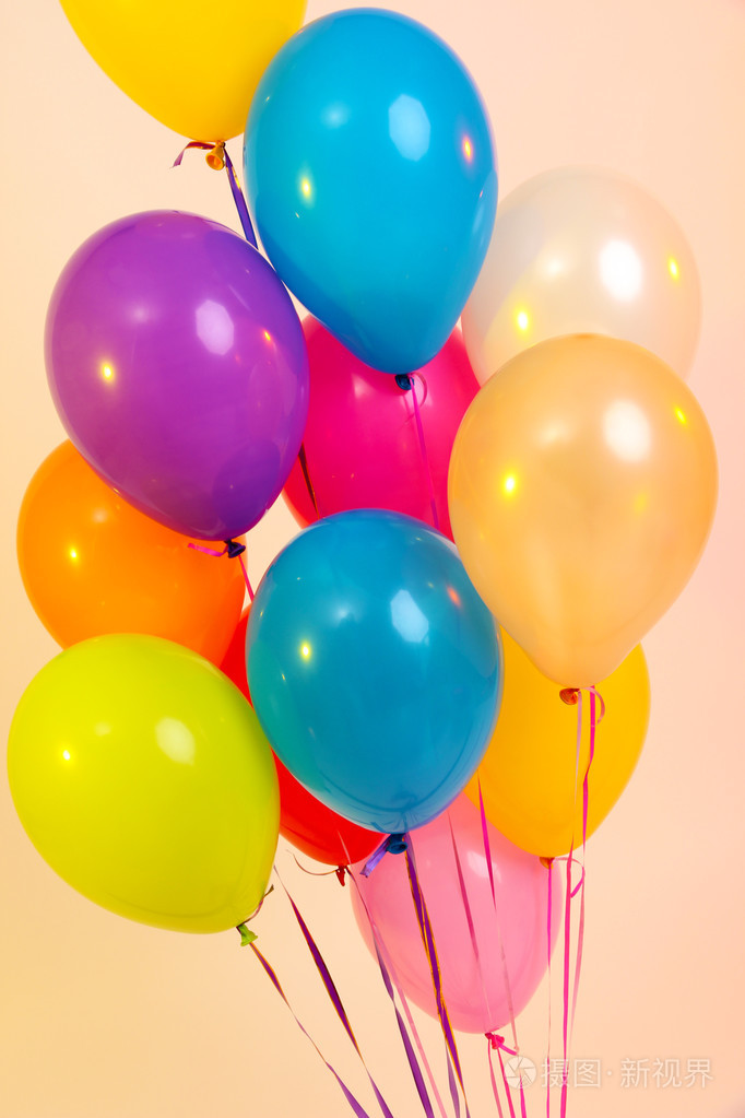 橙色背景上多明亮的气球照片-正版商用图片1cbny1-摄图新视界