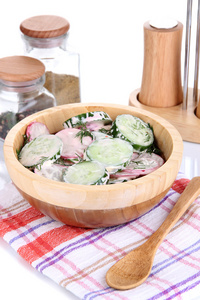 维生素对木制表特写的木碗里的蔬菜沙拉