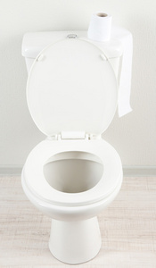 用卫生纸在浴室里的白色马桶