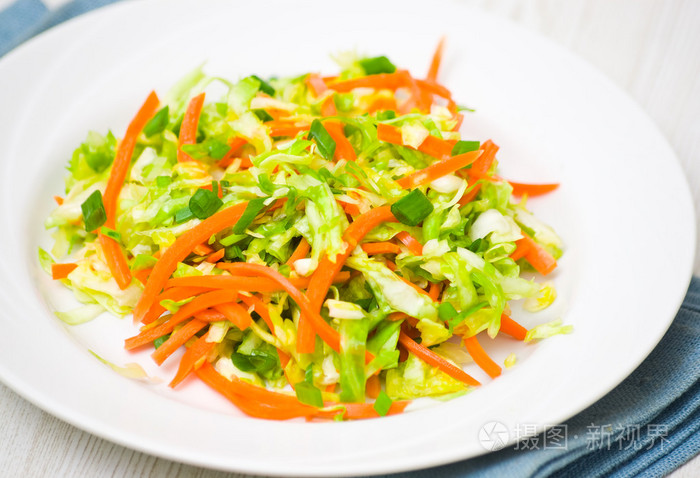 新鲜蔬菜沙拉配白菜和胡萝卜