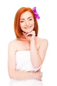 白毛巾的女人的头发微笑的花朵