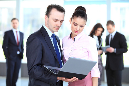 形象的规划工作的两个商业伙伴图片