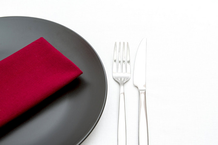 黑色板的餐具和红餐巾