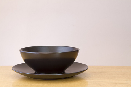黑色板和木桌上的碗