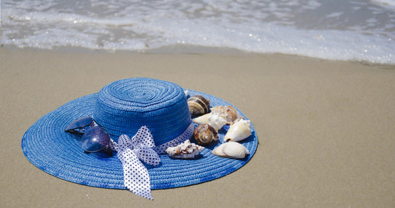在沙滩上的帽子