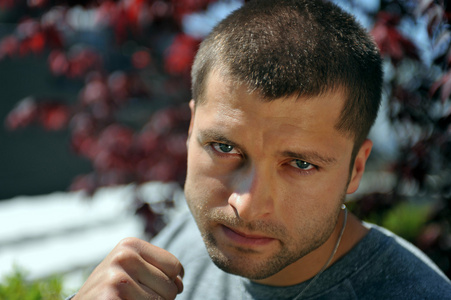 显示行动电影角色的男演员头部射击照片