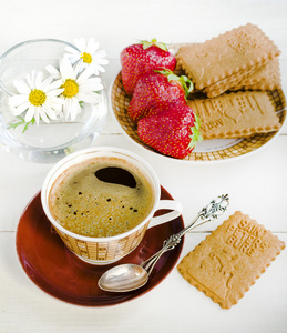咖啡 饼干和草莓