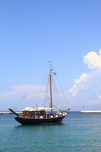 一艘渔船在港口的米克诺斯岛，希腊