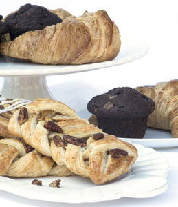 欧式早餐表设置与糕点和蛋糕图片