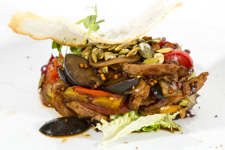 沙拉用蔬菜和肉类在餐厅，在白色背景上