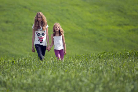 绿色草地上的两个女孩