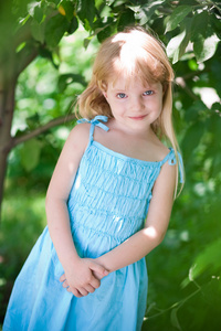在公园里穿蓝色衣服的小女孩