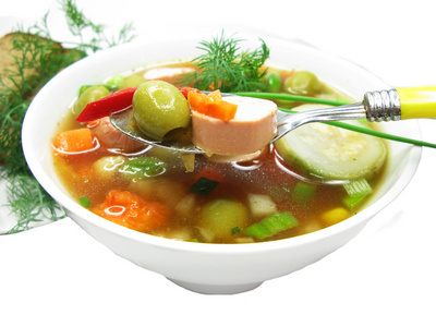 蔬菜汤与香肠和橄榄
