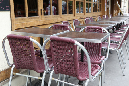 街道视图与空桌子和椅子，巴黎的咖啡馆露台的法国