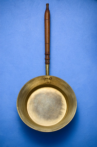 蓝色背景上的老铜锅
