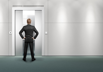 商人和现代电梯与打开门照片