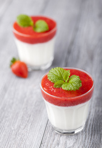草莓和酸奶甜点