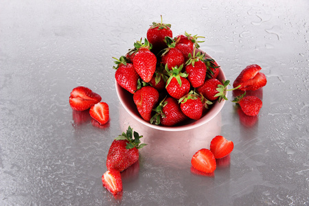 草莓在碗上金属背景