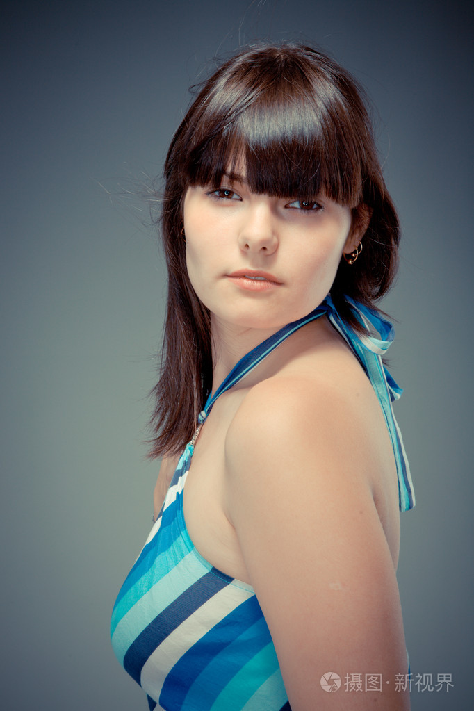 一件蓝衣服的女孩