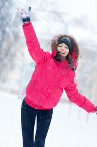 快乐的年轻女人戏剧与雪