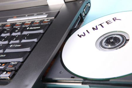 一台笔记本电脑和 cd 或 dvd 光盘的特写镜头