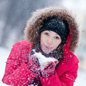 快乐的年轻女人戏剧与雪