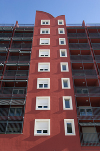 红色与白色 windows 和 balconys 门面
