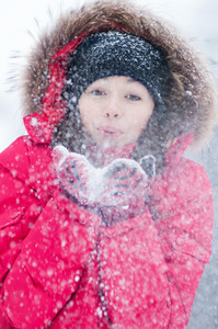 快乐的年轻女人戏剧与雪