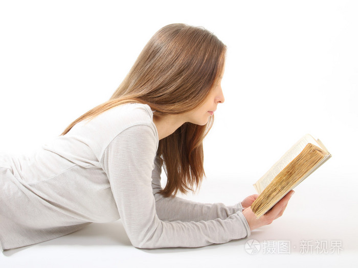 说谎的女孩拿着一本书